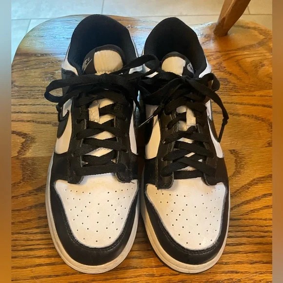 Men’s Nike Dunk Black and White Sneakers Size 8.5 - Picture 2 of 6
